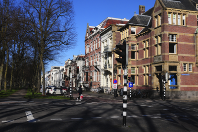 900142 Gezicht op de huizen Maliebaan 55 -hoger te Utrecht, vanaf de hoek met de Burgemeester Reigerstraat.